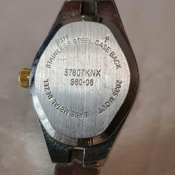 🦋10/$20🦋 Silver/Goldtone Diamond Women's Watch - Picture 4 of 4